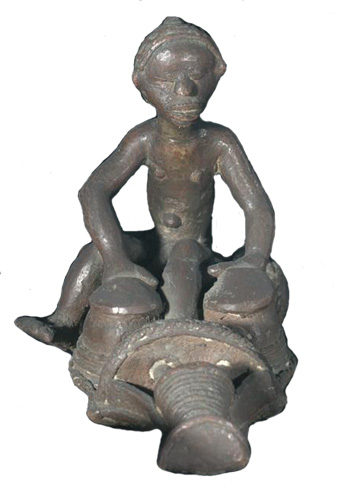 Figure 002004; Ldamie brass caster 
				brass casting Dan Gio people / Liberia; Seated male figure with drum collected before 1935 by Sidney De La Rue; American Museum of Natural 
				History; Gift of Sidney De La Rue; No. 90.2/ 3458