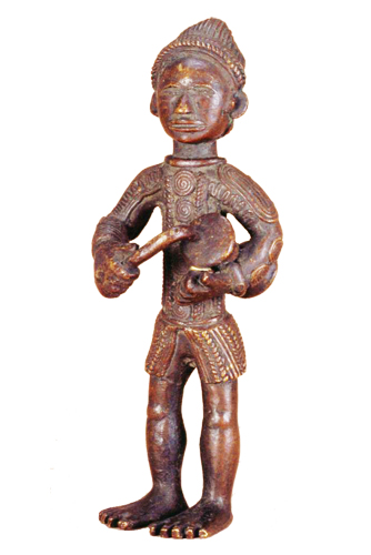 Figure 003002; Ldamie brass caster brass casting Dan Gio people / Liberia; Male figure with drum; brass